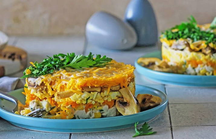 Салат с вареной курицей и шампиньонами