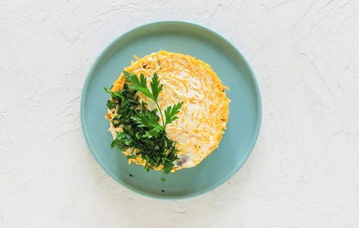 Салат с вареной курицей и шампиньонами