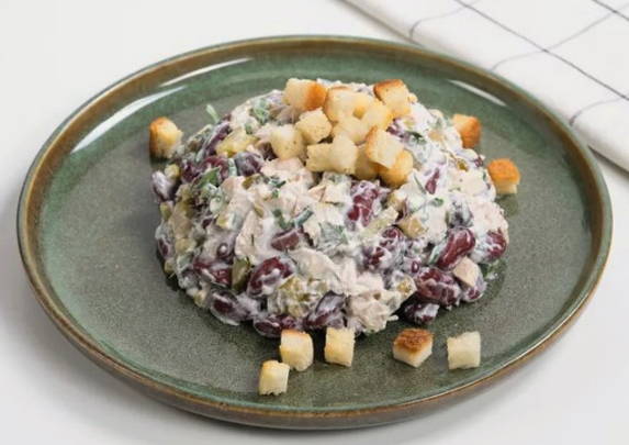 Салат с вареной курицей и фасолью