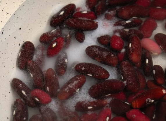 Салат с вареной курицей и фасолью