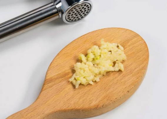 Салат с вареной курицей и фасолью