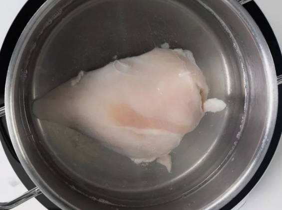 Салат с вареной курицей и фасолью