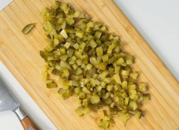 Салат с вареной курицей и фасолью