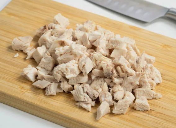 Салат с вареной курицей и фасолью