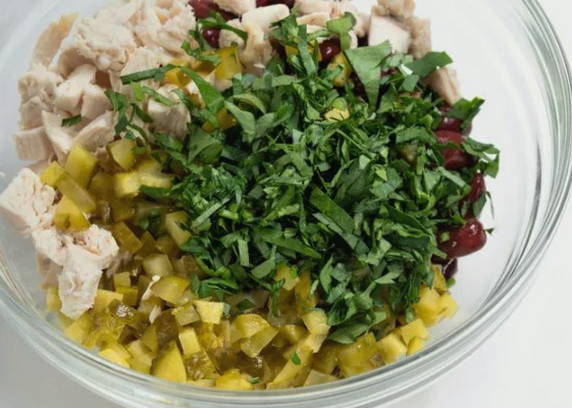 Салат с вареной курицей и фасолью