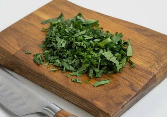 Салат с вареной курицей и фасолью