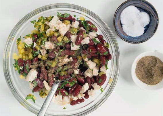 Салат с вареной курицей и фасолью