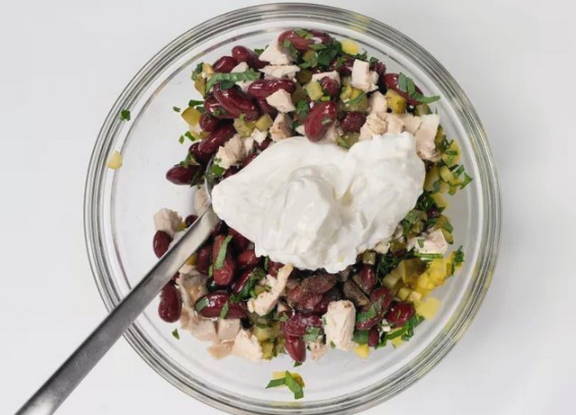 Салат с вареной курицей и фасолью