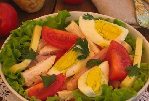 Салат с вареной курицей, сыром и яйцом