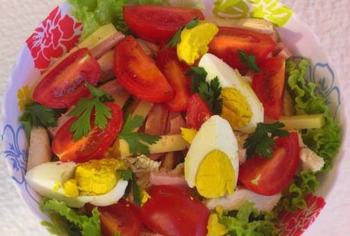 Салат с вареной курицей, сыром и яйцом