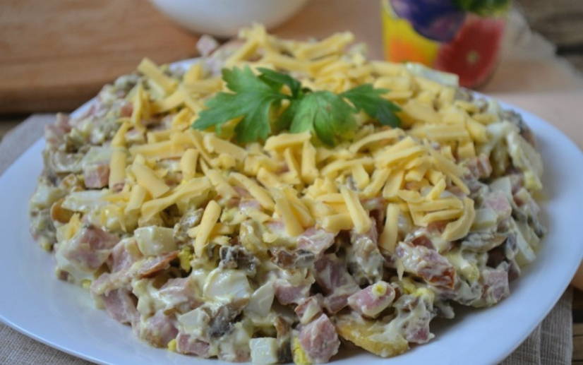 Салат «Любимый» с ветчиной и грибами