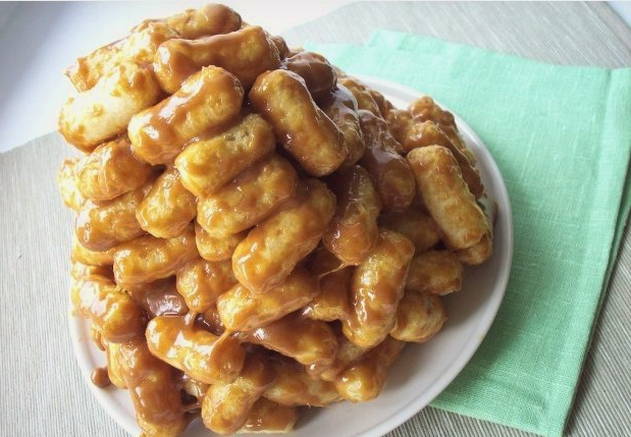 Торт из кукурузных палочек с ирисками