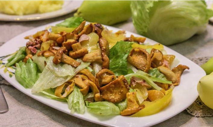 Салат «Лисичка» с грибами и курицей Салат «Лисичка» с грибами и курицей