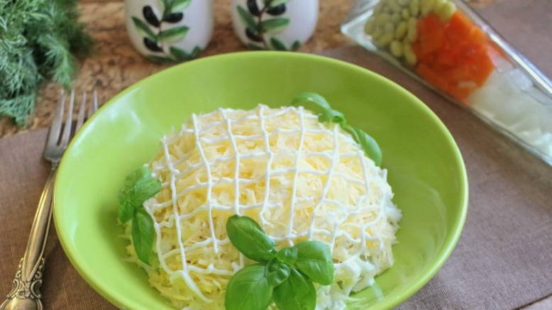 Салат «Мужские слезы» с курицей и маринованным луком