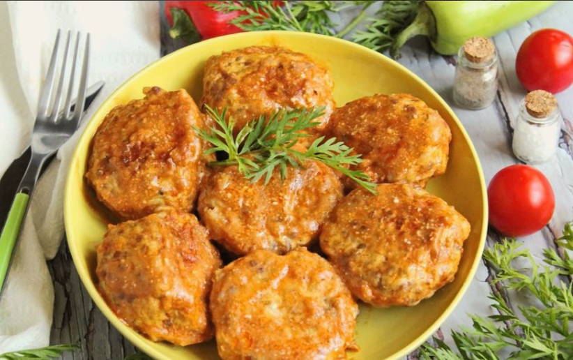 Фрикадельки с гречкой на сковороде