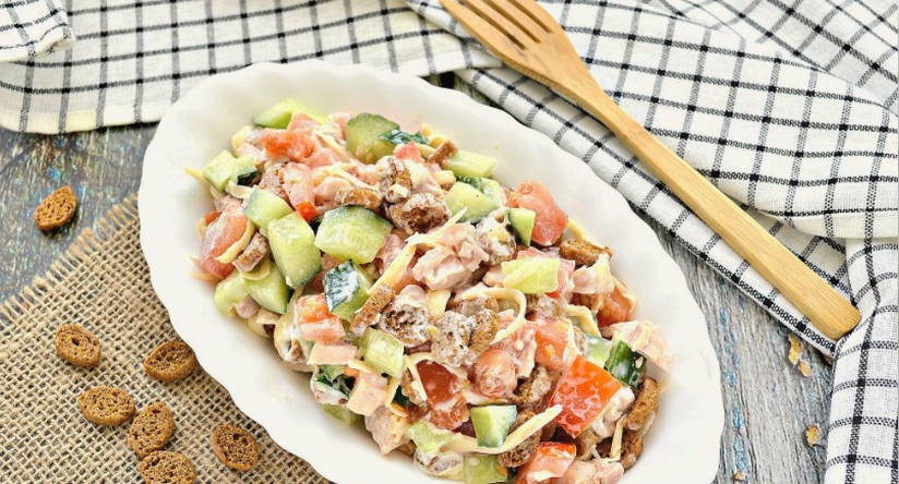 Салат «Малибу» с копченой курицей и помидорами