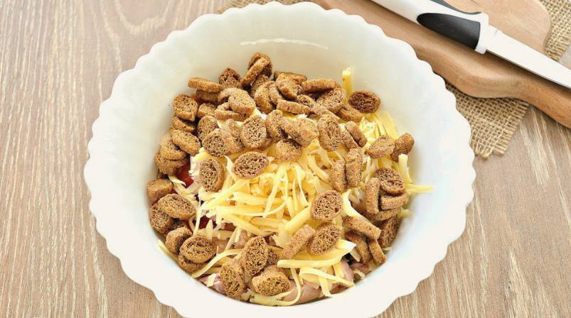 Салат «Малибу» с копченой курицей и помидорами