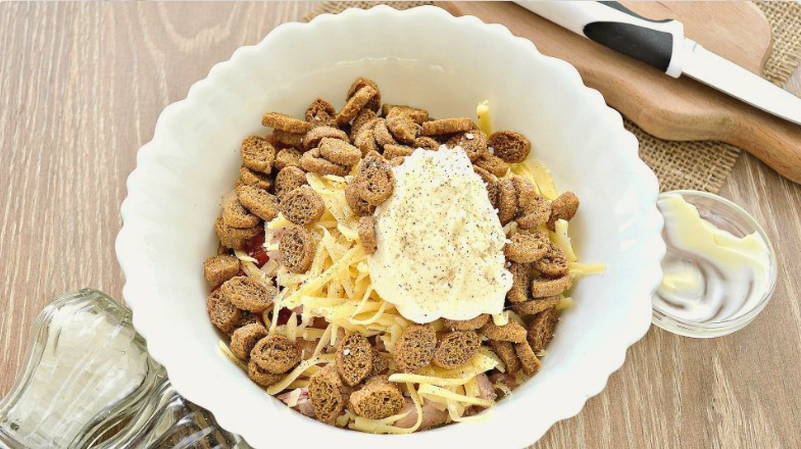 Салат «Малибу» с копченой курицей и помидорами