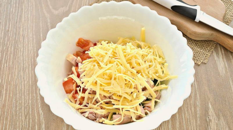 Салат «Малибу» с копченой курицей и помидорами