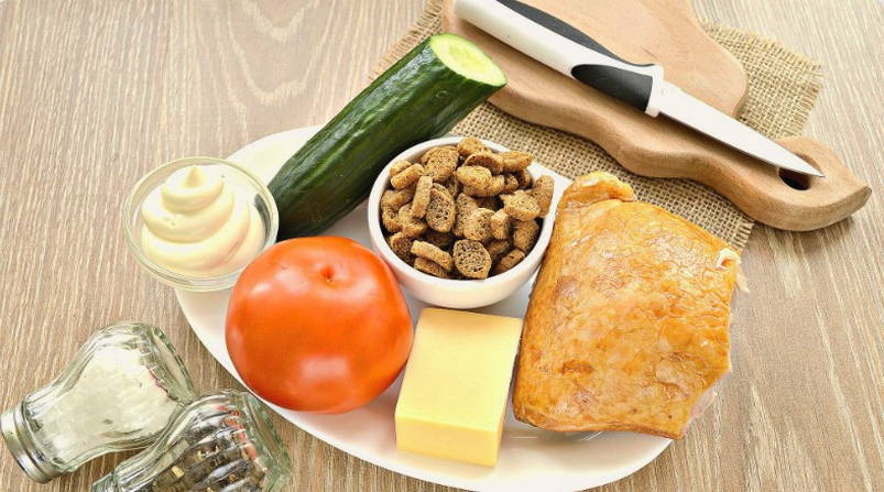 Салат «Малибу» с копченой курицей и помидорами