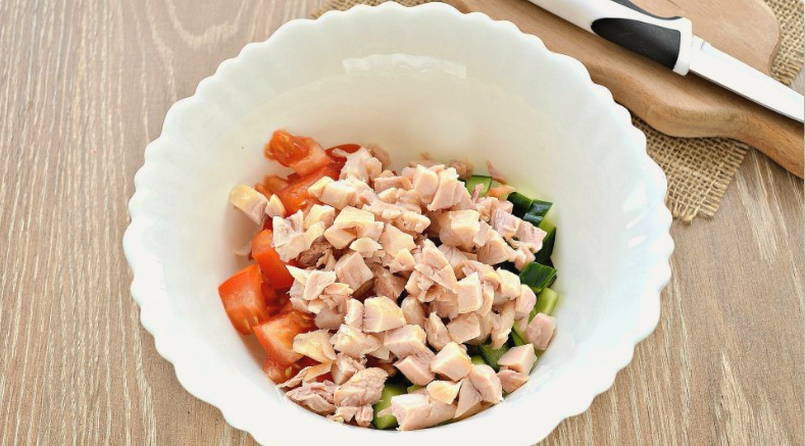 Салат «Малибу» с копченой курицей и помидорами