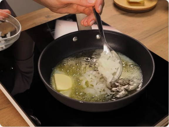 Фрикадельки из куриного фарша на сковороде