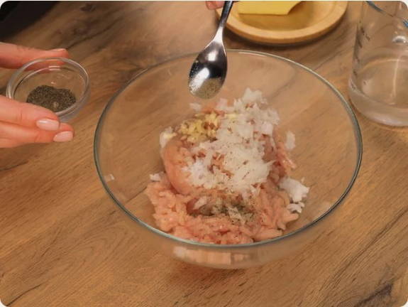 Фрикадельки из куриного фарша на сковороде
