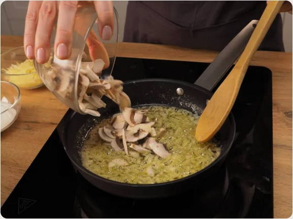 Фрикадельки из куриного фарша на сковороде