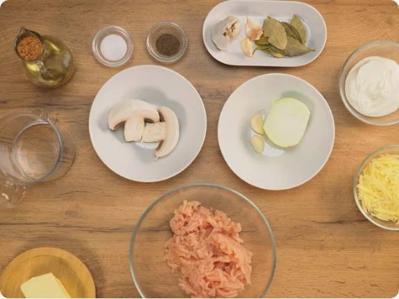 Фрикадельки из куриного фарша на сковороде