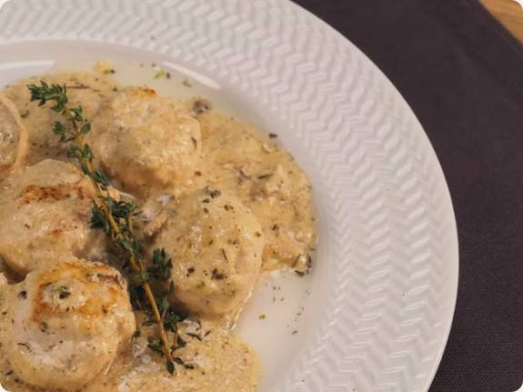 Фрикадельки из куриного фарша на сковороде