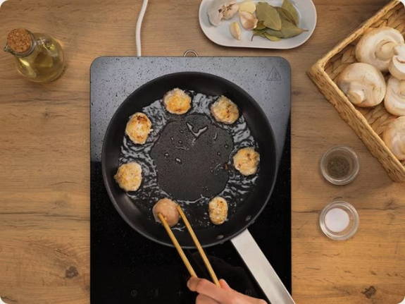 Фрикадельки из куриного фарша на сковороде