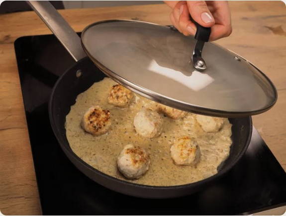 Фрикадельки из куриного фарша на сковороде