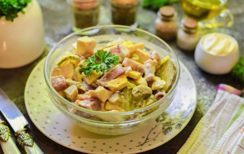 Салат «Людмила» с ветчиной и грибами