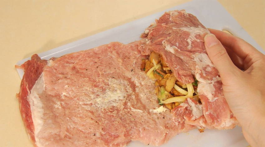 Мясной рулет с грибами и сыром в духовке