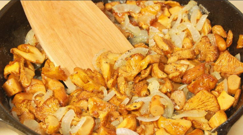 Мясной рулет с грибами и сыром в духовке