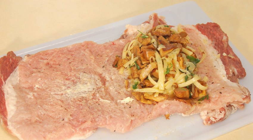 Мясной рулет с грибами и сыром в духовке