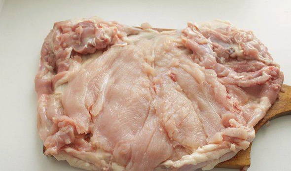 Куриный рулет с черносливом и грецкими орехами в духовке