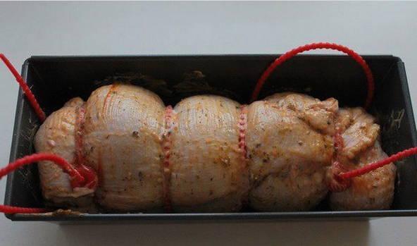Куриный рулет с черносливом и грецкими орехами в духовке