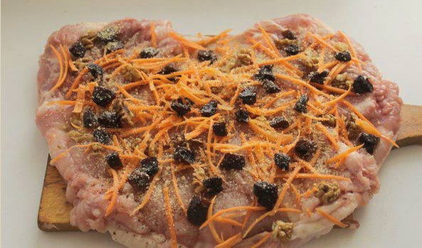 Куриный рулет с черносливом и грецкими орехами в духовке