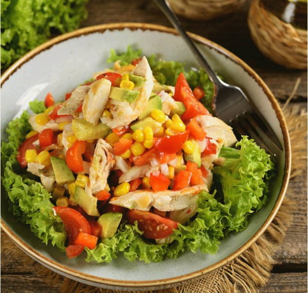Салат «Мексиканский» с курицей и болгарским перцем