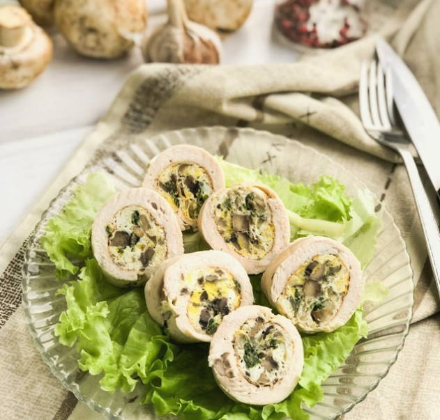 Куриный рулет с яйцом в духовке
