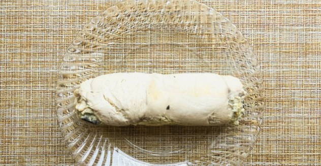 Куриный рулет с яйцом в духовке