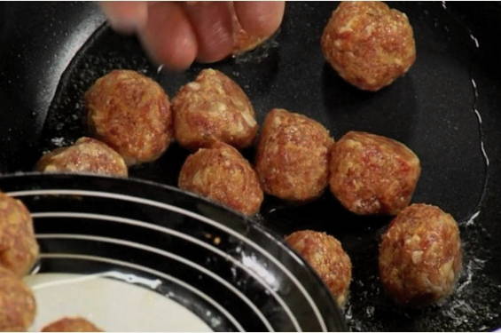 Фрикадельки с брусничным соусом