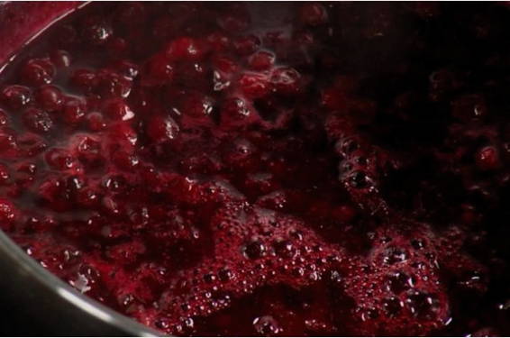 Фрикадельки с брусничным соусом