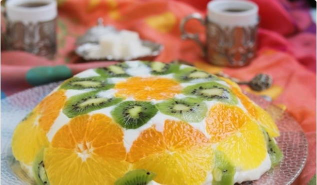 Торт из сметаны и желатина с фруктами без выпечки
