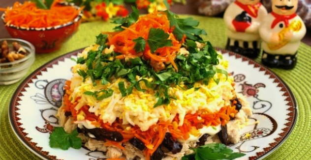 Салат «Марсель» с черносливом и корейской морковью