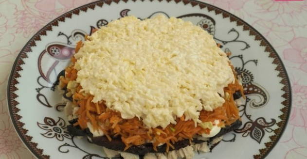 Салат «Марсель» с черносливом и корейской морковью