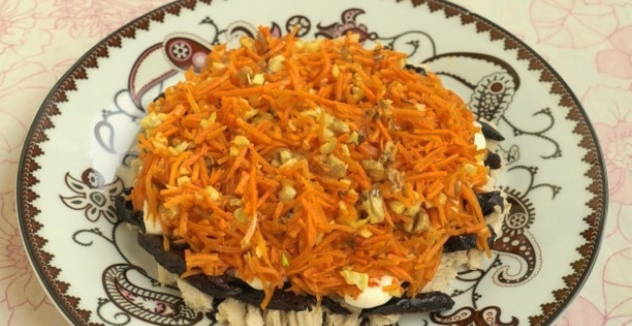 Салат «Марсель» с черносливом и корейской морковью