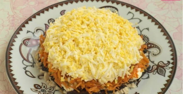 Салат «Марсель» с черносливом и корейской морковью