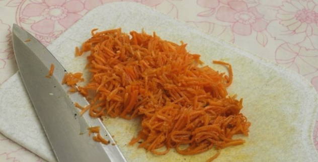Салат «Марсель» с черносливом и корейской морковью